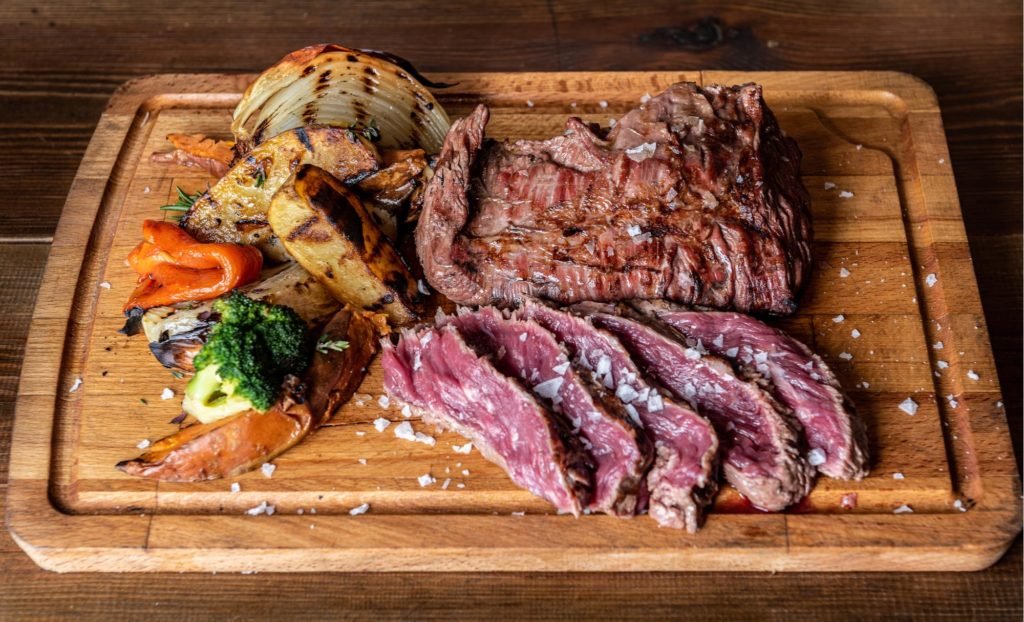 Este corte de carne es utilizado comúnmente en barbacoas de Estados Unidos, Francia o Brasil donde lo llaman flank steak, bavette o fraldinha.