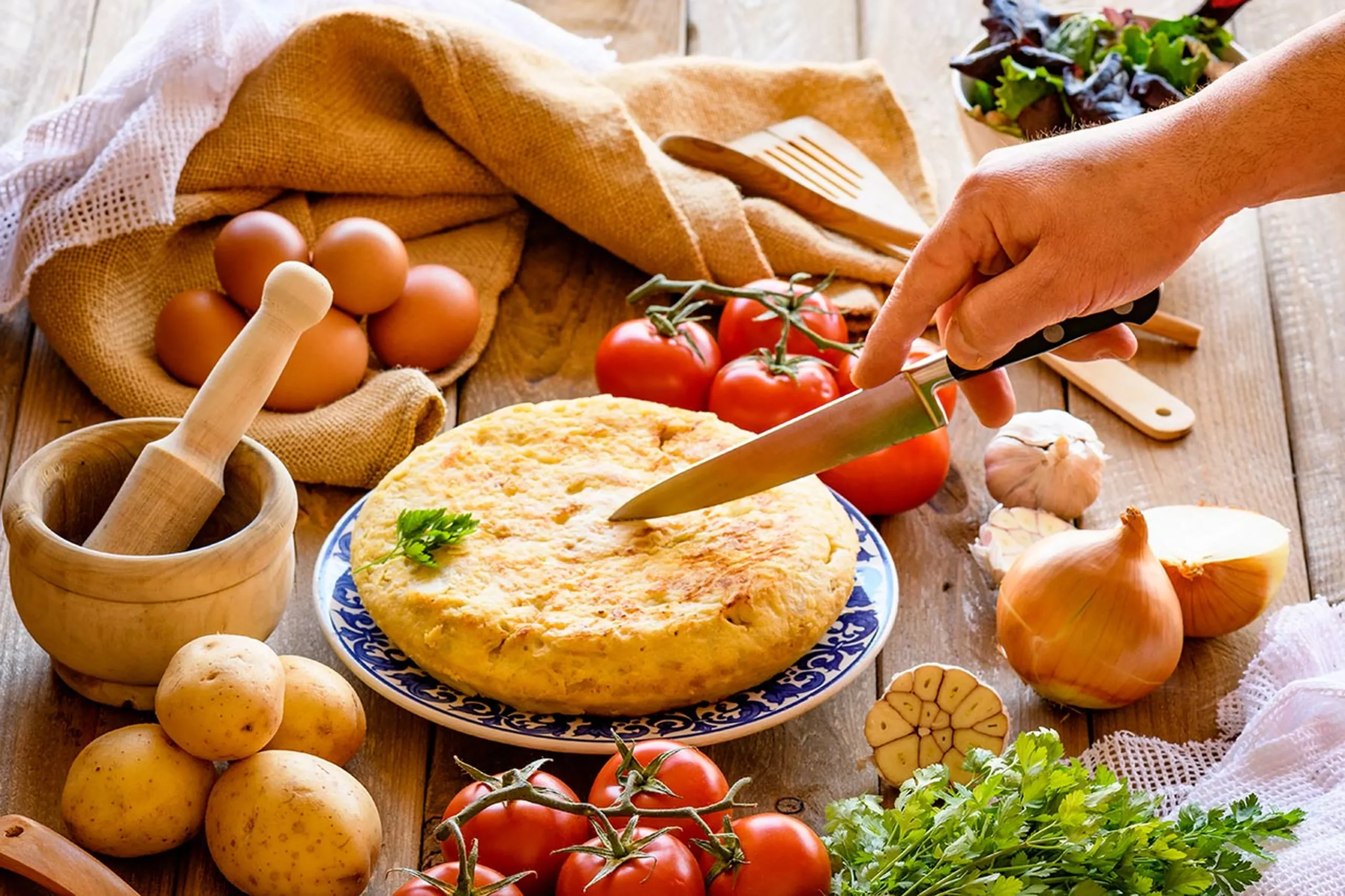 Otro plato clásico español, fácilmente de encontrar en todo el país es sin duda la tortilla de patata. A veces designada como tortilla española, suele incluir cebolla dependiendo de la zona o el gusto particular.