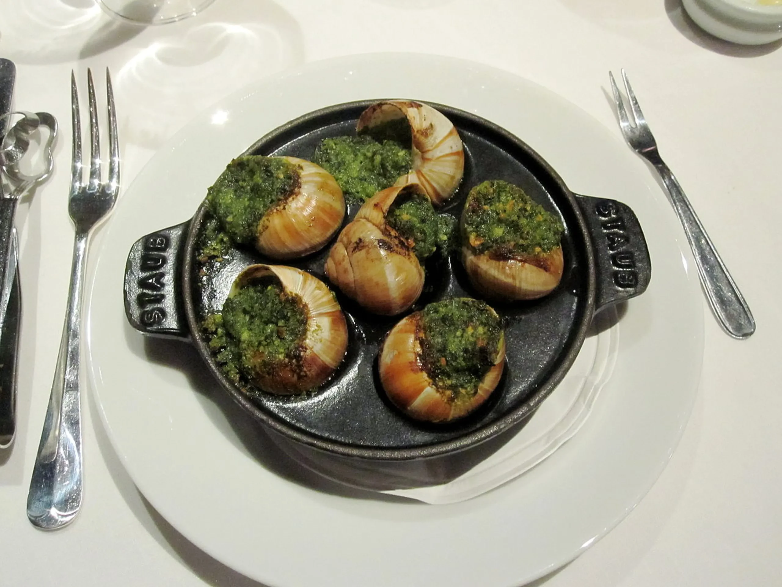 Un plato típico francés es, sin duda, el conocido como escargots à la bourguignonne,una forma de preparar los caracoles al estilo de Borgoña, que se extendió al resto del país en el siglo XIX.