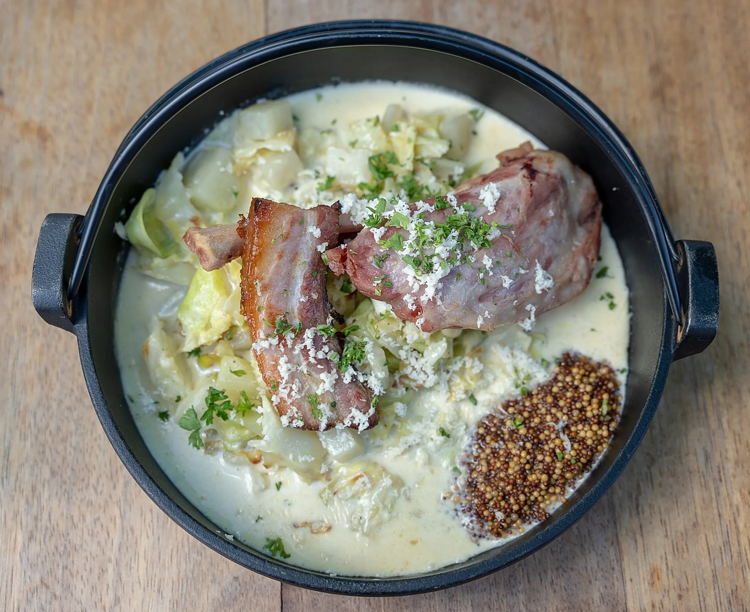 Uno de los platos más típicos de Irlanda es el colcannon. Muy presente en la festividad de Todos los santos, se trata de un puré a base de patata, col, pimienta, mantequilla y sal.