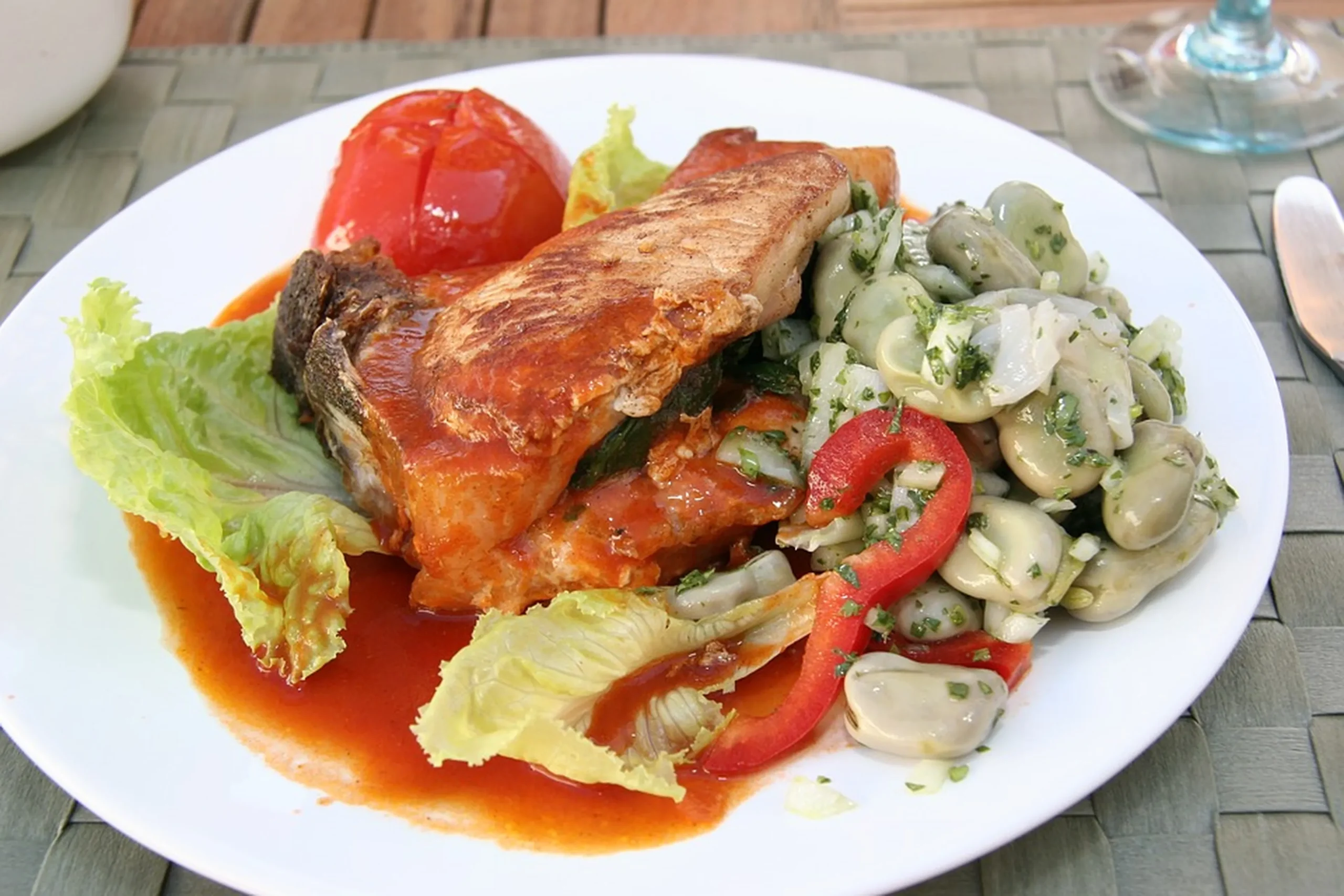 Conocido como Karbonāde, se trata de una chuleta de cerdo empanada en harina, pan rallado y huevo antes de freír. Después este se hace acompañar de una salsa de champiñones así como de patatas hervidas, repollo o algunas verduras en escabeche.