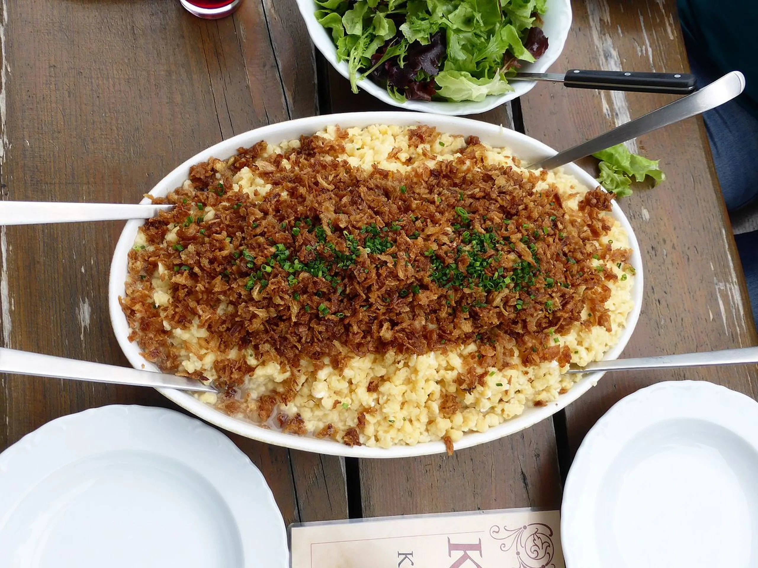 Entre los platos más típicos de Liechtenstein podemos encontrar el Käsknöpfle, una receta de pasta con queso fundido y cebolla caramelizada. Se suele hacer acompañar de ensalada verde o de patata y salsa de manzana.