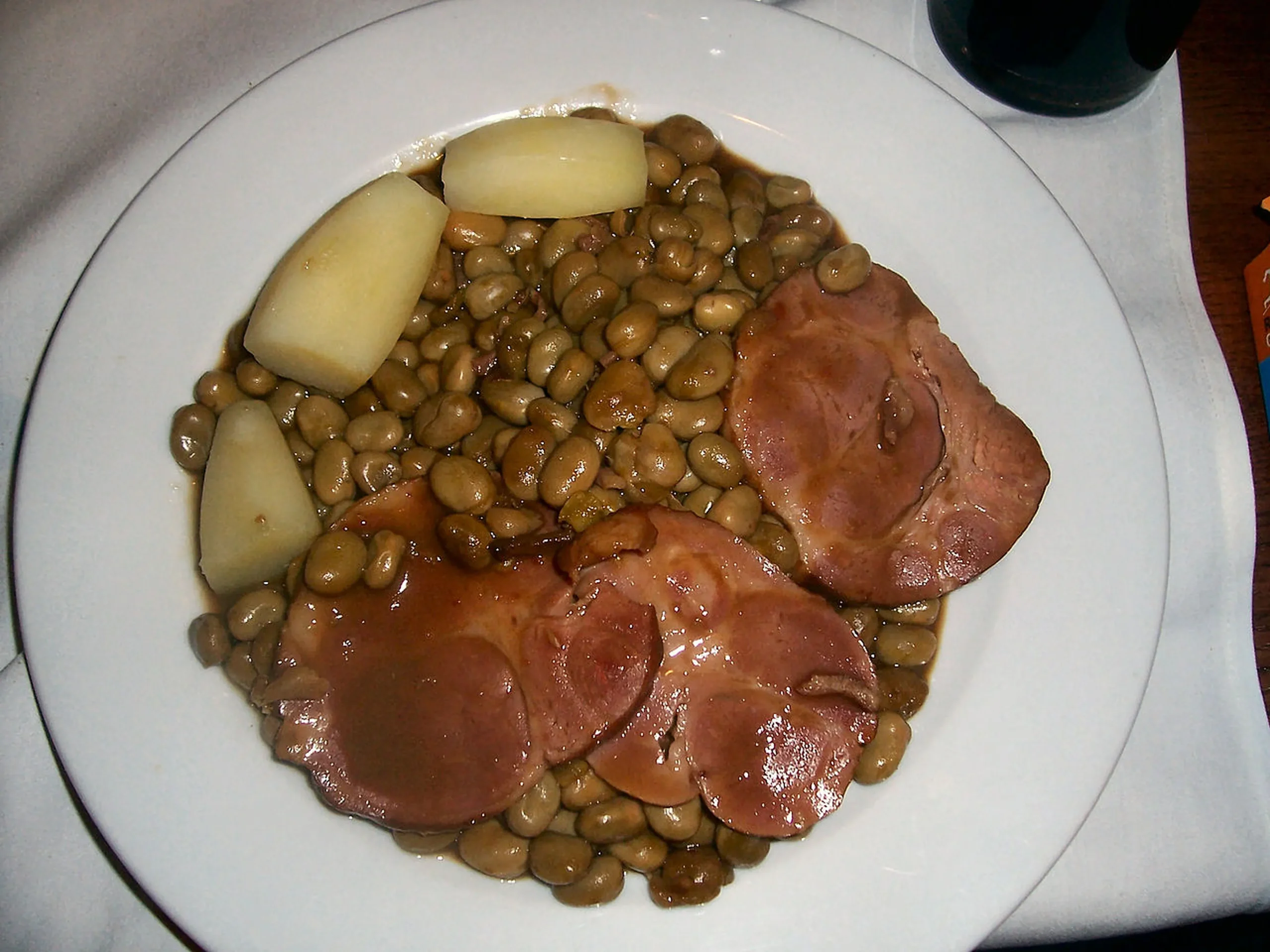 El Judd mat Gaardebounen es uno de los platos tradicionales de Luxemburgo. Se elabora a partir de cerdo ahumado y es servido con habas y patatas cocidas.