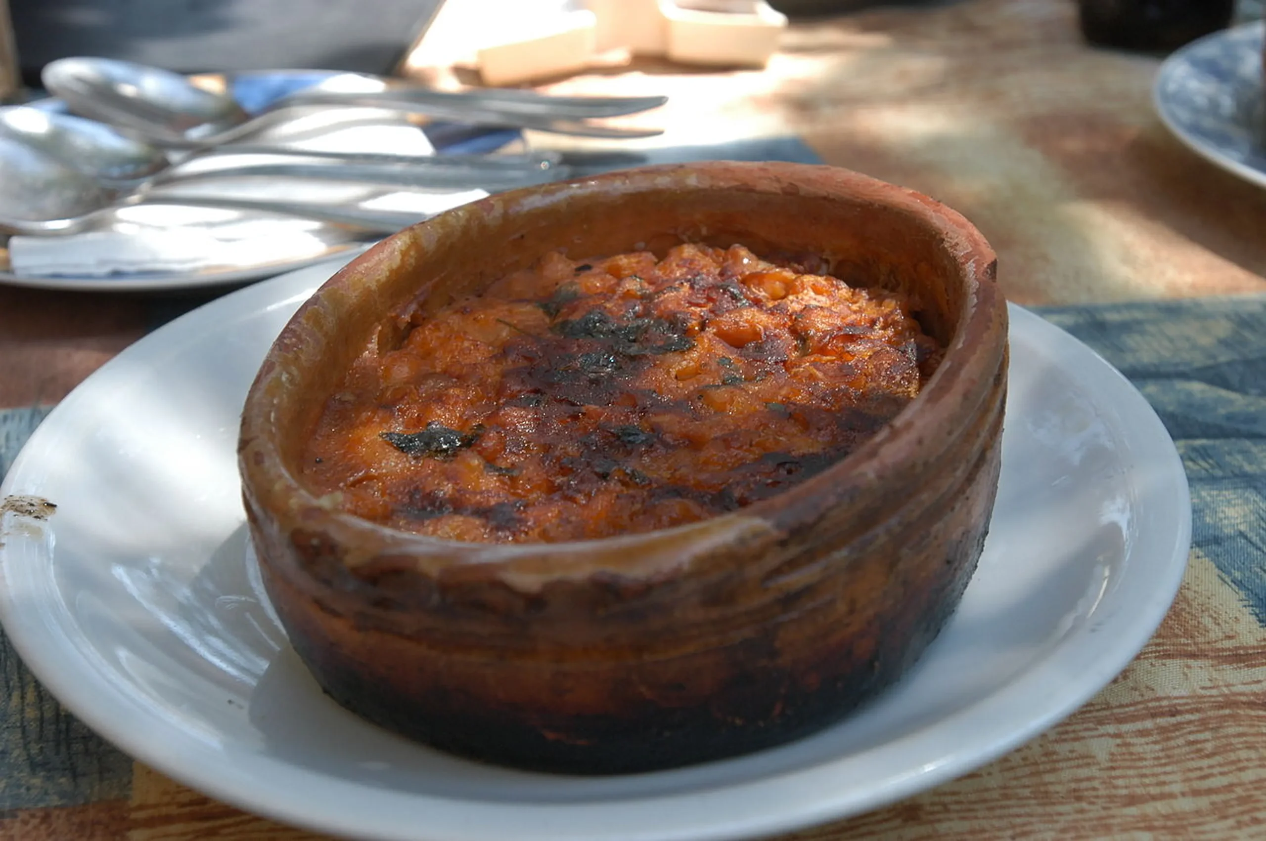 Este plato tradicional de Macedonia se elabora a partir de habas preparadas de manera tradicional en una olla de barro. A estos se les añade pimentón rojo y pimienta negra. Una vez hervidos pueden hacerse acompañar de vegetales o carne seca como tocino o carne de cerdo ahumada.