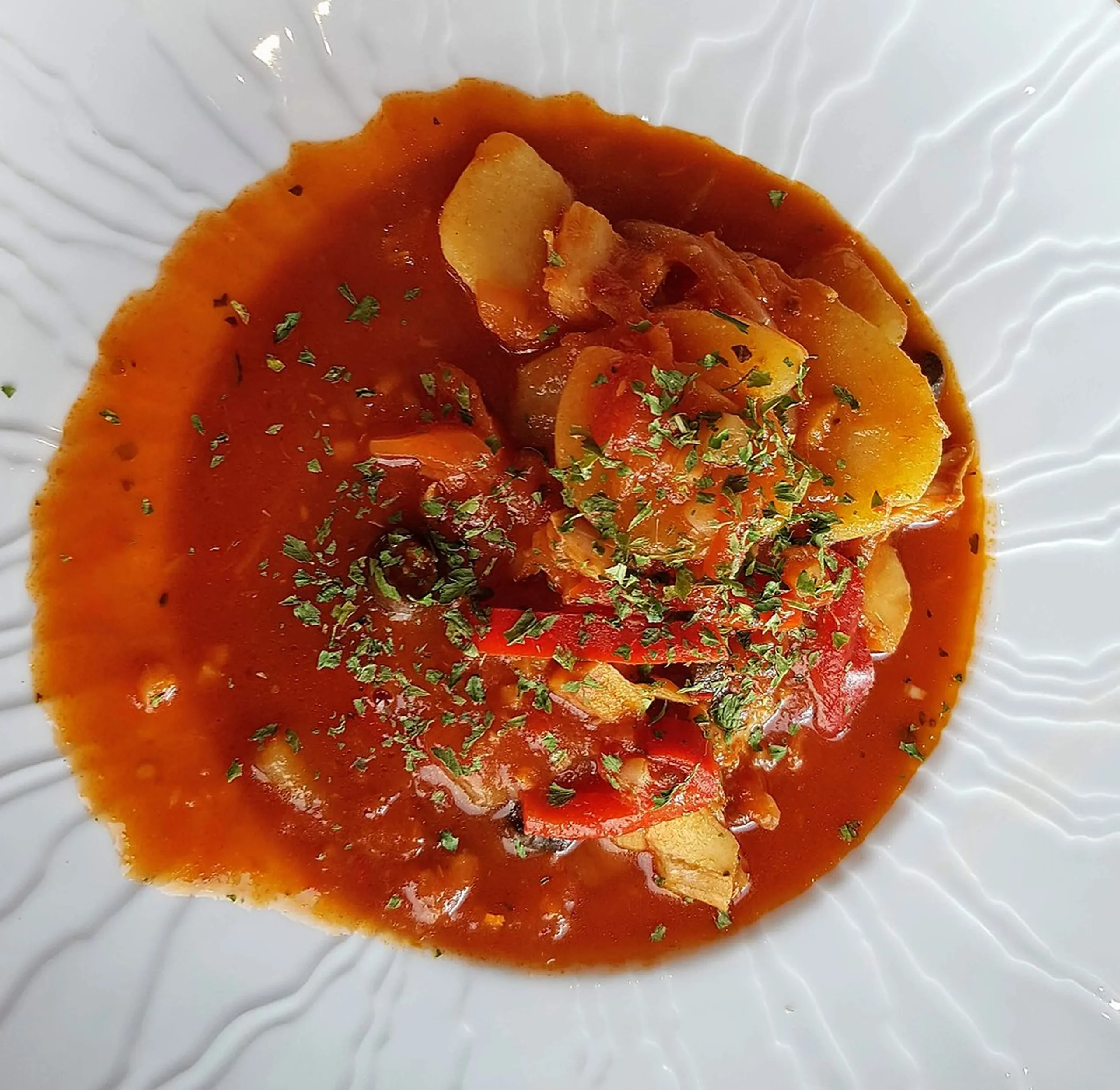 Un plato clásico de Mónaco a base de bacalao, cocinado en una salsa de, tomate, ajo, aceitunas negras y alcaparras, que puede hacerse acompañar de patatas hervidas.