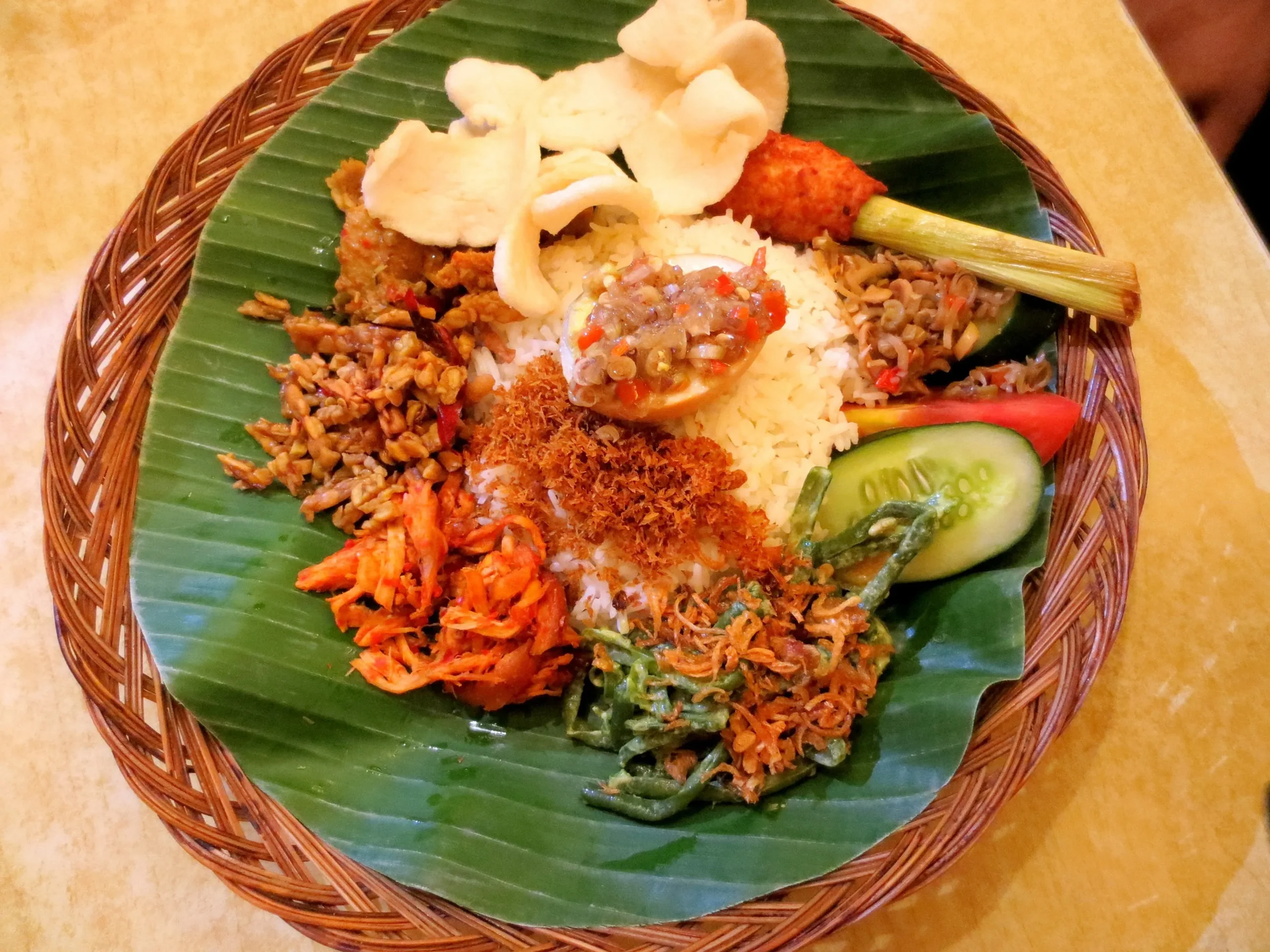 La cocina de los Países bajos también presenta recetas de origen indonesio, como es el caso del Rijsttafel, en el que varios platos de carne, pollo y verduras se presentan acompañados de distintos tipos de arroz.