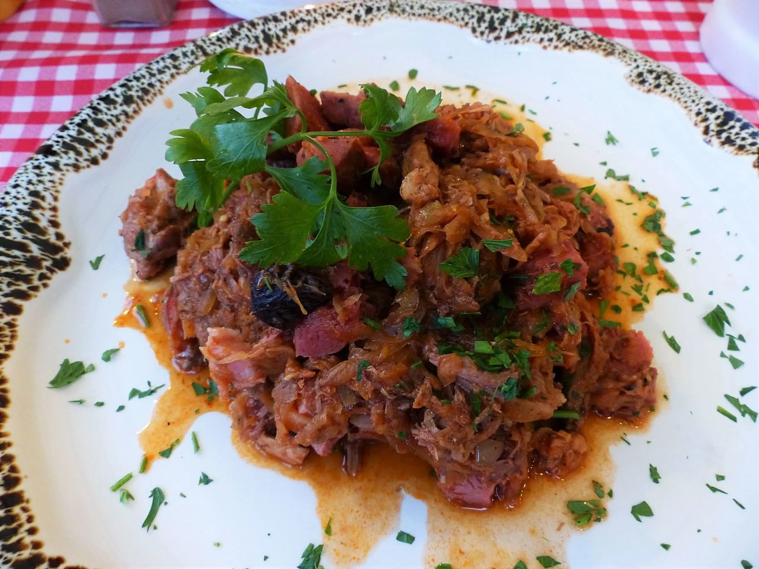 Uno de las comidas clásicos de la cocina de Polonia es el bigos, un plato contundente elaborado a base de carnes frescas y col agria, que puede recordar al chucrut, embutidos y ciruelas.