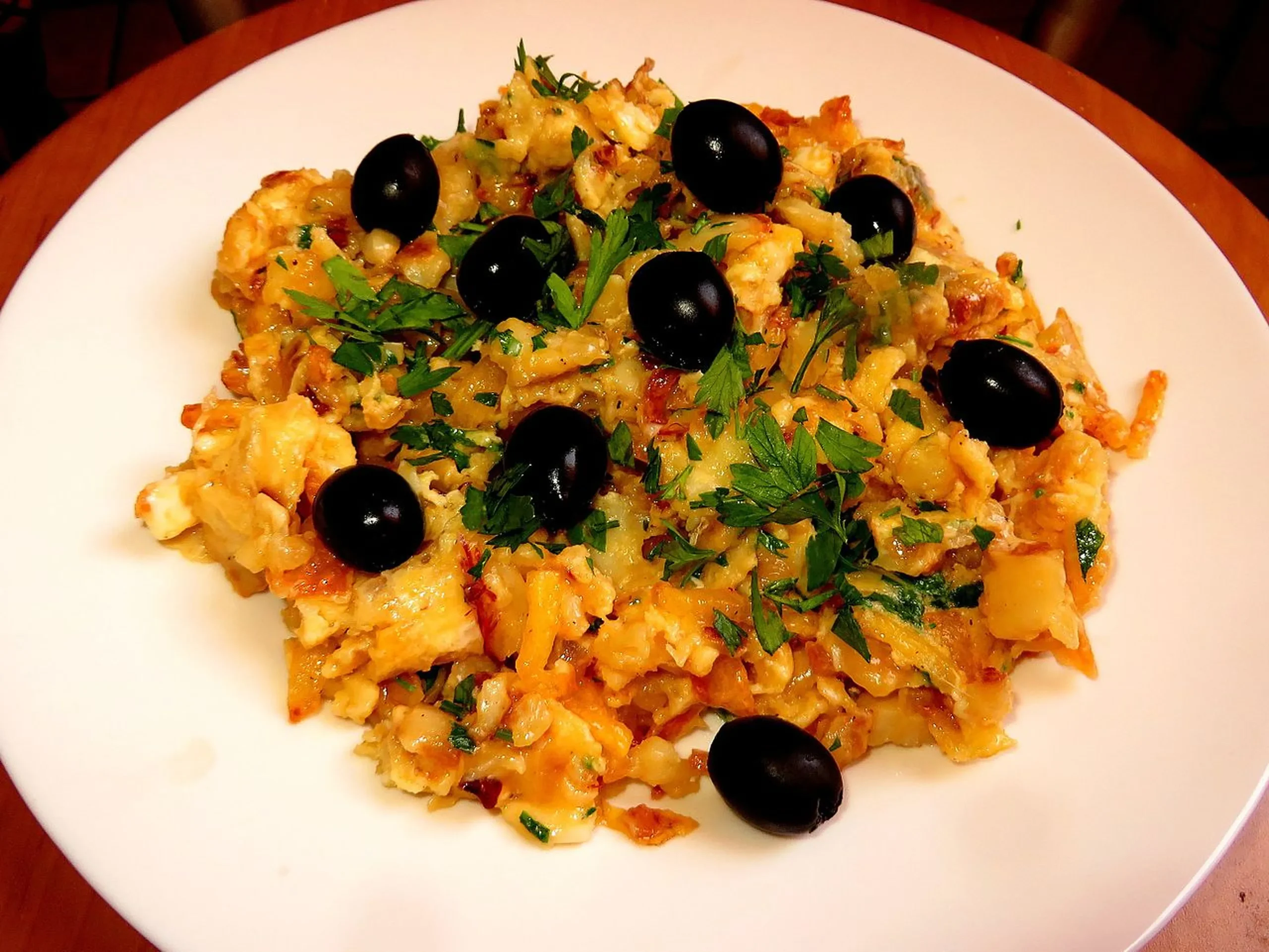 Uno de los platos más típicos de Portugal es el bacalao, en concreto cabe destacar el bacalhau à brás, en el que el pescado se desmiga y se mezcla con patatas. Después se sirve aliñado con perejil y aceitunas negras.