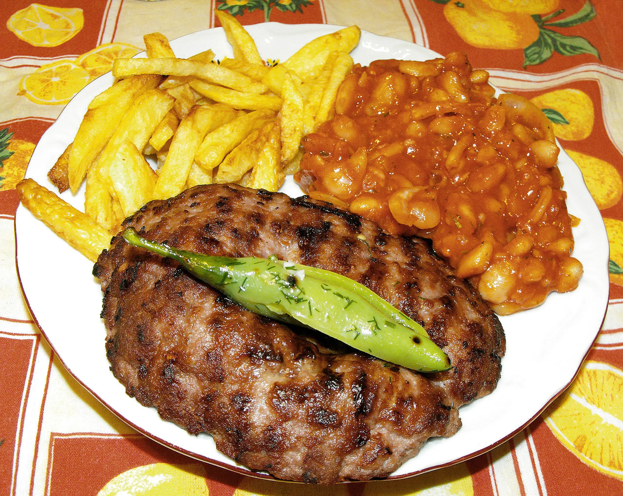 Un plato típico de Serbia lo encontramos en su clásico pljeskavica, una carne picada a la parrilla a modo de hamburguesa, mezcla de cerdo, res y cordero.