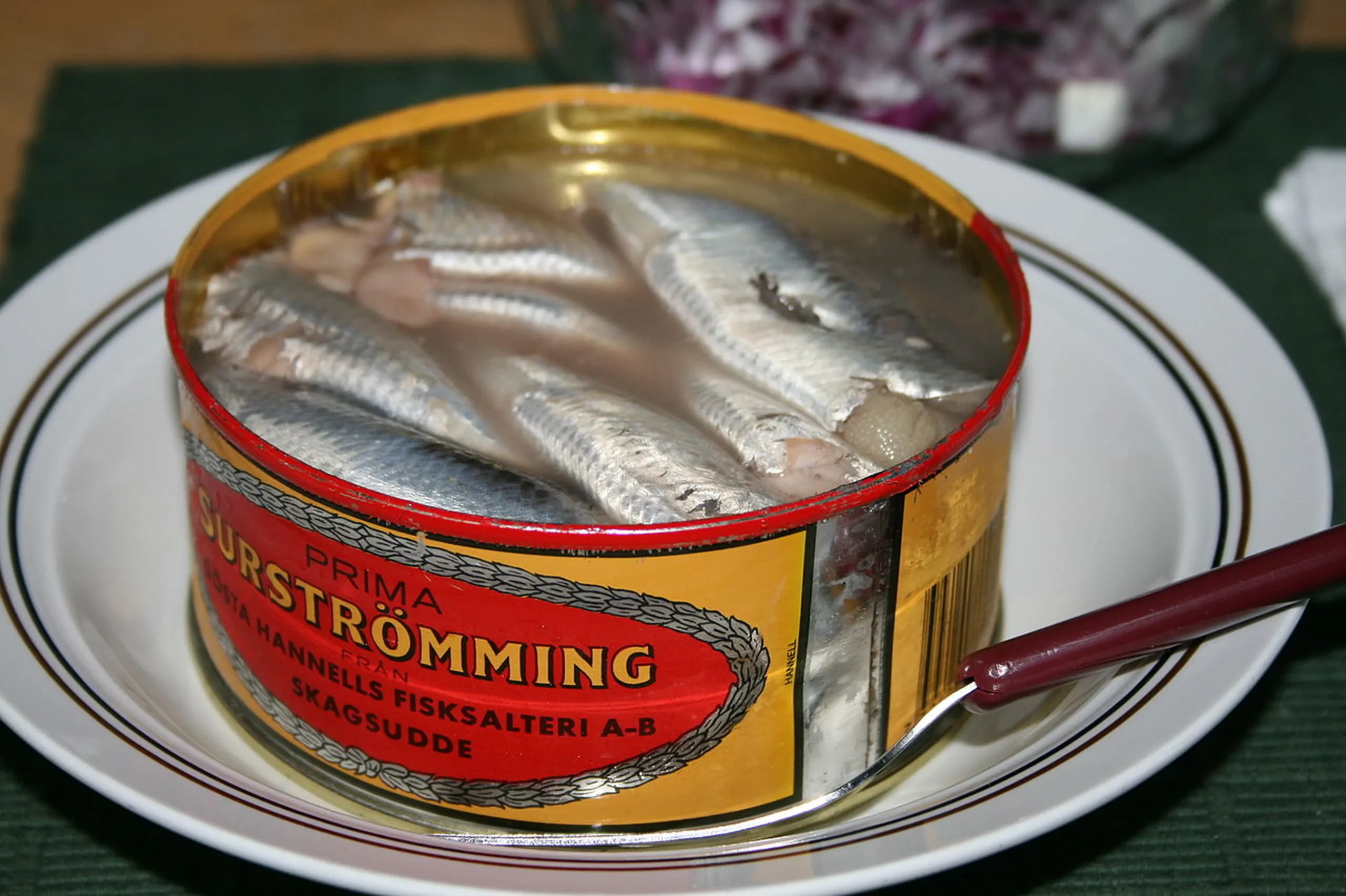 Se elabora a partir de arenque báltico de pequeño tamaño capturado en primavera. Este es salado, fermentado y envasado en latas donde sigue su fermentación