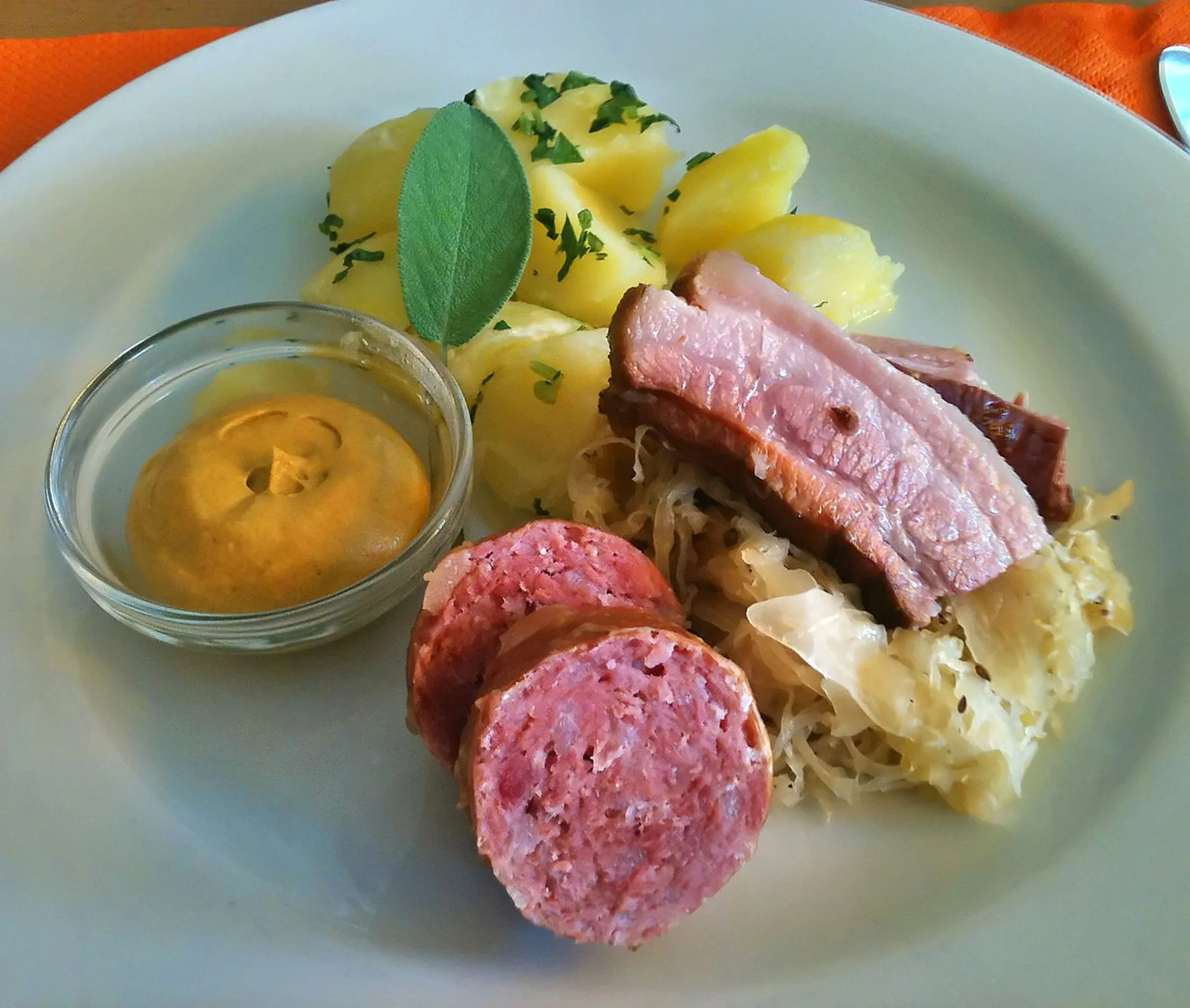 Se trata de un guiso contundente elaborado a partir de distintas carnes y salchichas que se acompañan con chucrut, patatas o judías verdes.