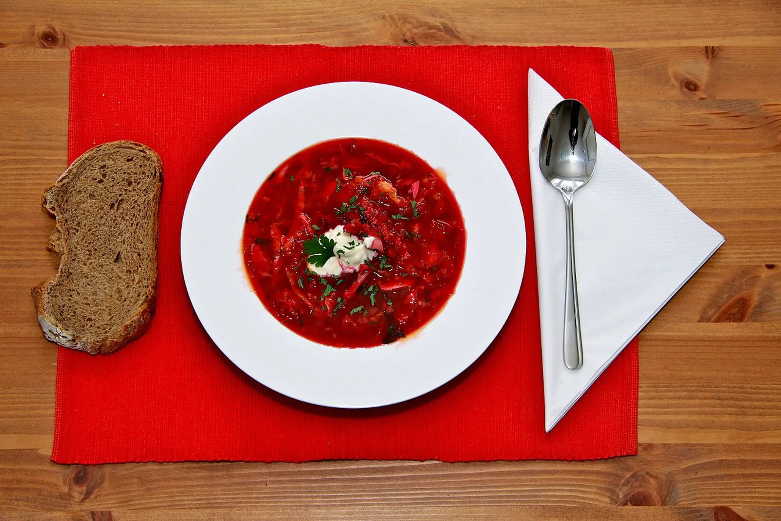 Una comida tradicional de Ucrania es el borsch, una sopa de verduras que incluye raíces de remolacha, y caracterizada por un color rojizo bastante intenso.