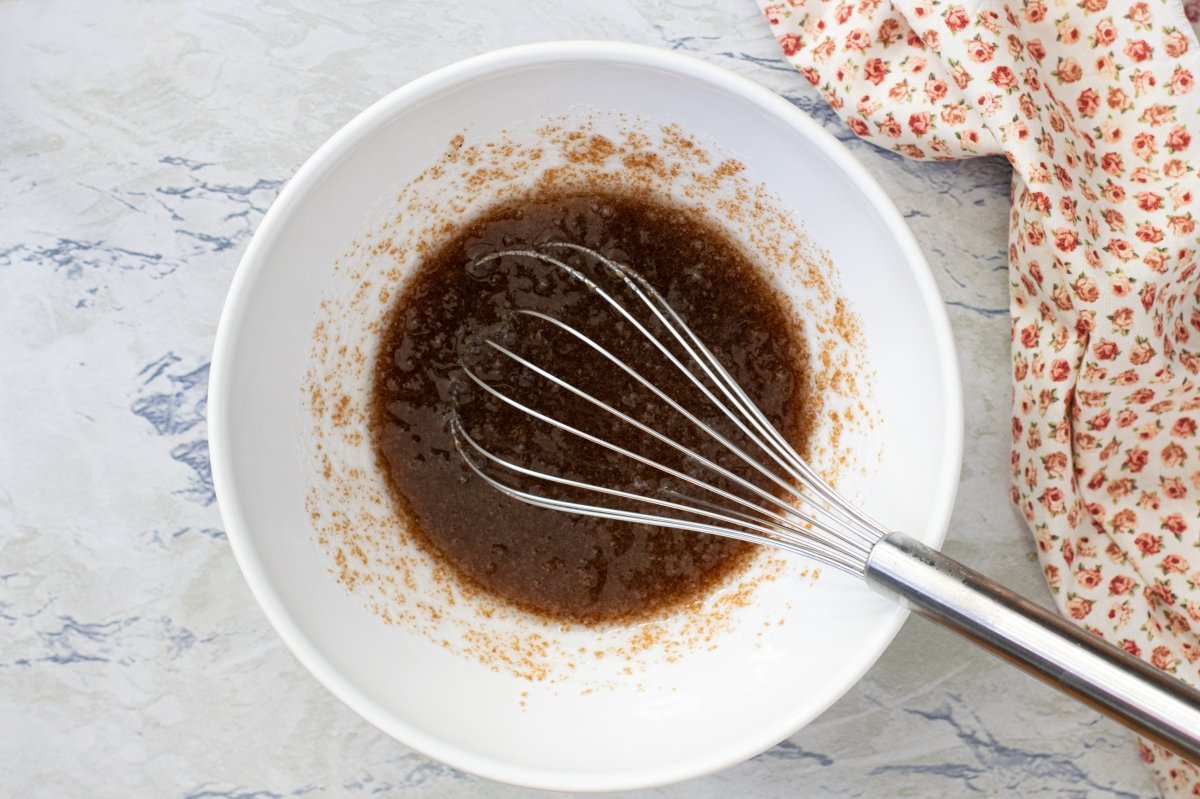 Mezclar aceite y azúcar para la tarta de café.