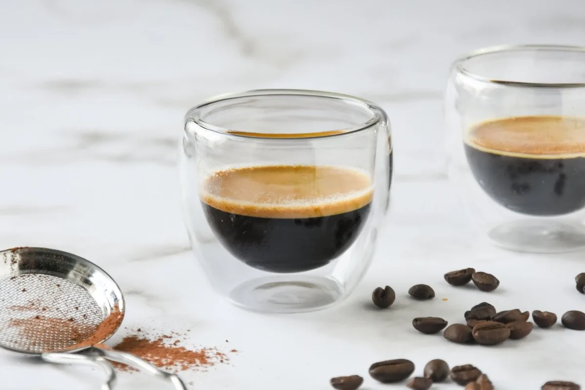 Se preparan los cafés en vasos de expreso.