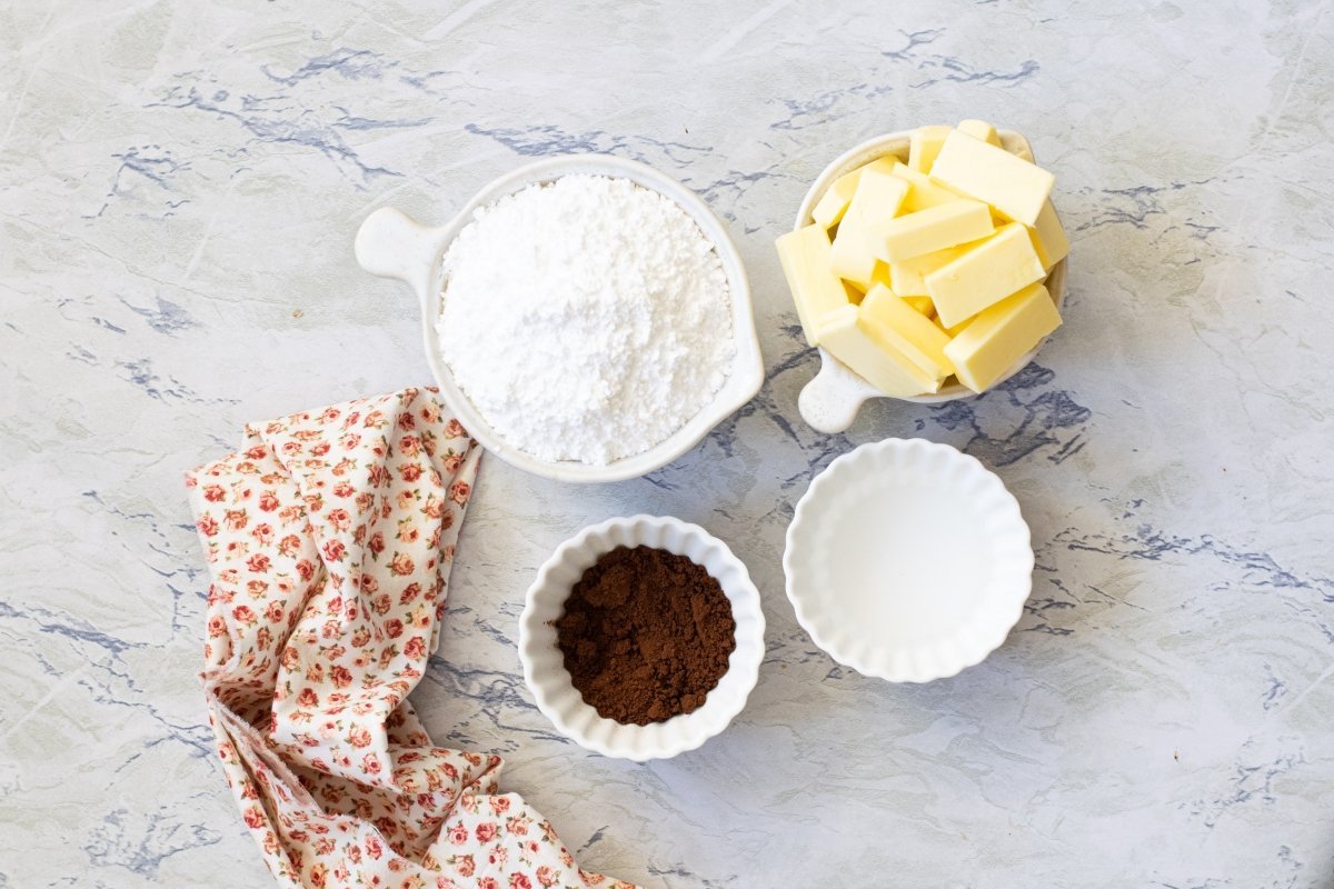 Los ingredientes necesarios para la crema de café.