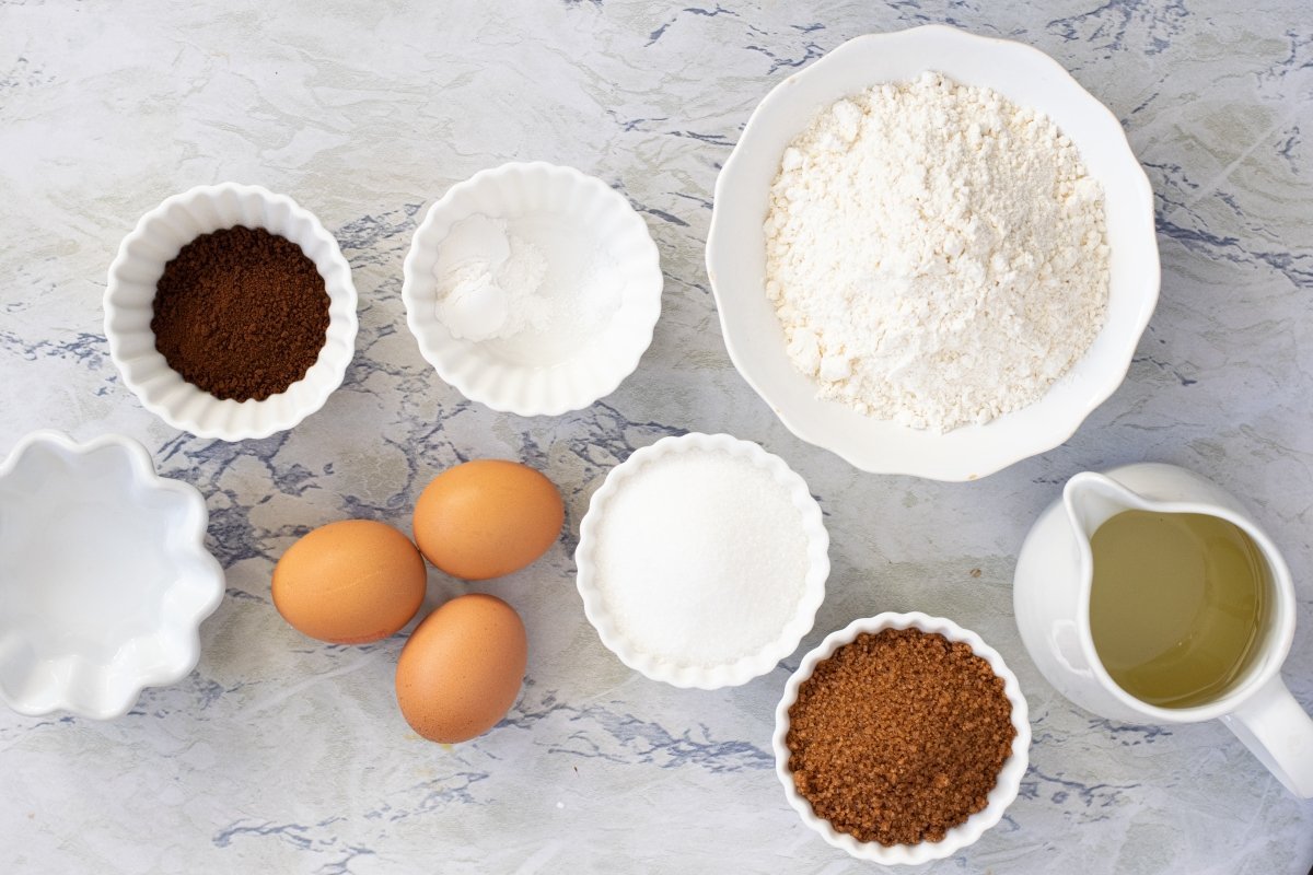 Ingredientes necesarios para hacer una tarta de café.